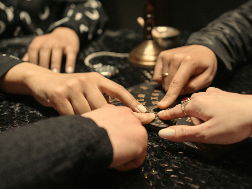 Seduta spiritica con medium