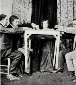 Levitazione-di-un-tavolo-durante-una-seduta-di-Eusapia-Palladino